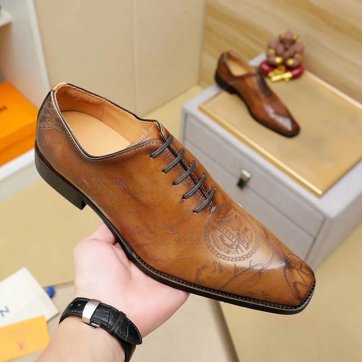 Men's shoes 💰620 💰 Louis Vuitton LV ® Autumn and Winter 🆕 models 🔛Full shoe counter First layer cowhide, 🐂leather lined casual shoes for men, super soft outsole, essential for driving. Counter synchronized original first layer cowhide completely 1:1 mold customization 🌹Top version, 2 colors available! Number: 38-45 (37.46. Customized)